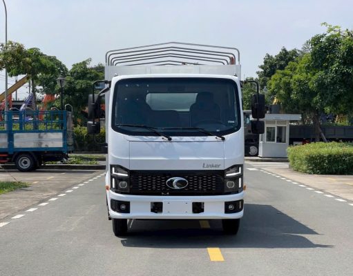 Xe tải trung Linker T2-6.5 có thiết kế hoàn toàn mới và hiện đại. Với tải trọng từ 1.990kg đến 3.490 kg mang đến khả năng chuyên chở linh hoạt, phù hợp với nhiều ngành nghề khác nhau. Đặc biệt, xe được trang bị đa dạng chủng loại thùng, giúp khách hàng dễ dàng lựa chọn theo yêu cầu công việc. Động cơ mạnh mẽ, bền bỉ cùng khả năng tiết kiệm nhiên liệu vượt trội, Linker T2-6.5 không chỉ đảm bảo hiệu suất làm việc cao mà còn giúp tiết kiệm chi phí vận hành, hiệu quả đầu tư.